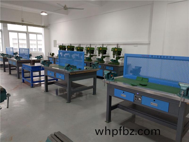 現代(dai)鉗工(gong)實(shi)訓(xun)室(shi)